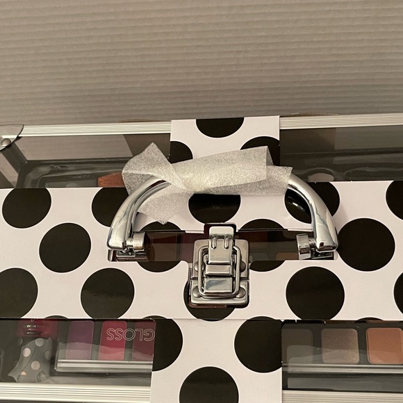 The Color Workshop Makeup Traincase - Picture 6 of 9